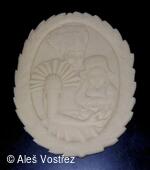 Jana Heimerová při malování marcipánu